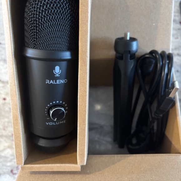 Raleno Microphone and DragonPad Pop Screen for Broadcasting - Picture 3 of 4